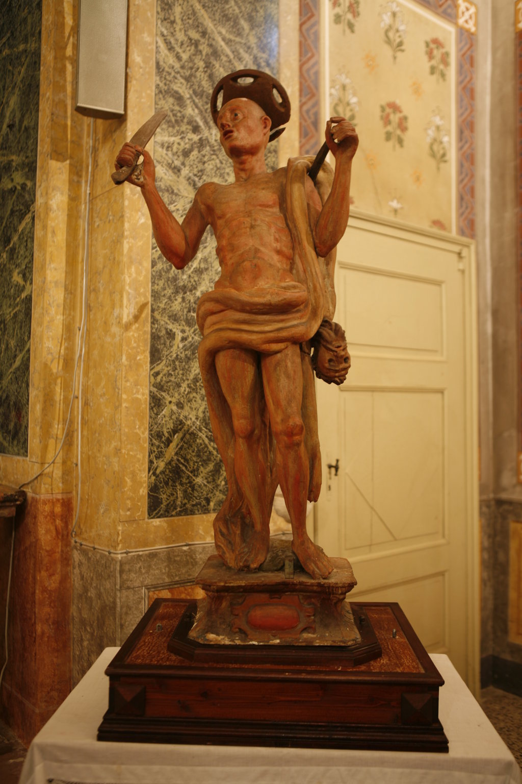statua prima del restauro