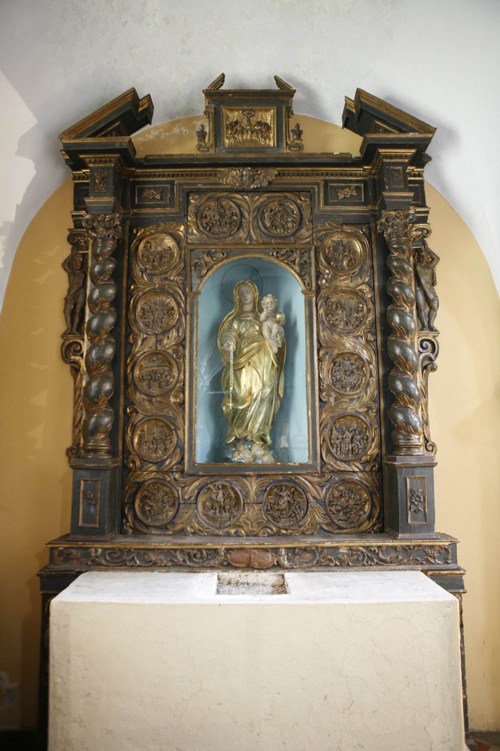 Altare prima del restauro